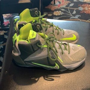 Lebron James 7’s size 6.5 youth